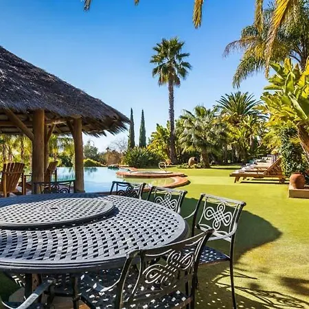 Sleeps 13 With Pool Air Con And Wifi