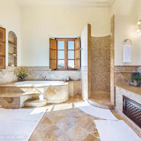 Sleeps 13 With Pool Air Con And Wifi