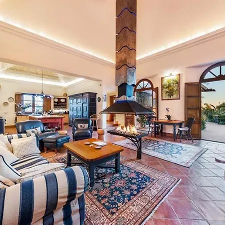 Villa Sleeps 13 With Pool Air Con And Wifi