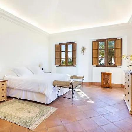 Sleeps 13 With Pool Air Con And Wifi